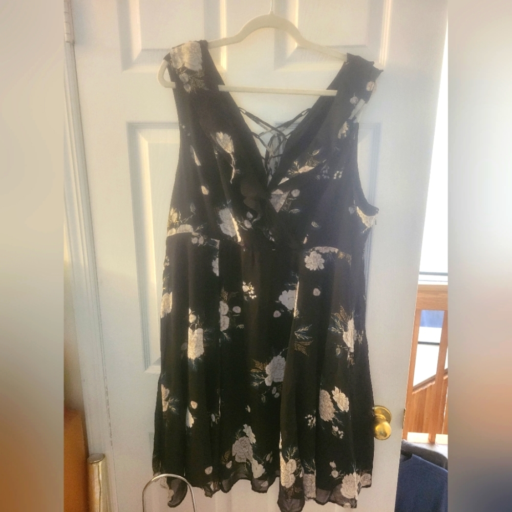 Midi dress with v neck, beautiful floral detailing with gold accents